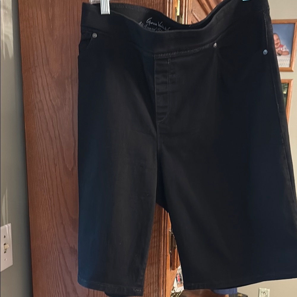 Never worn size 20 Gloria Vanderbilt, elastic weight, black denim shorts